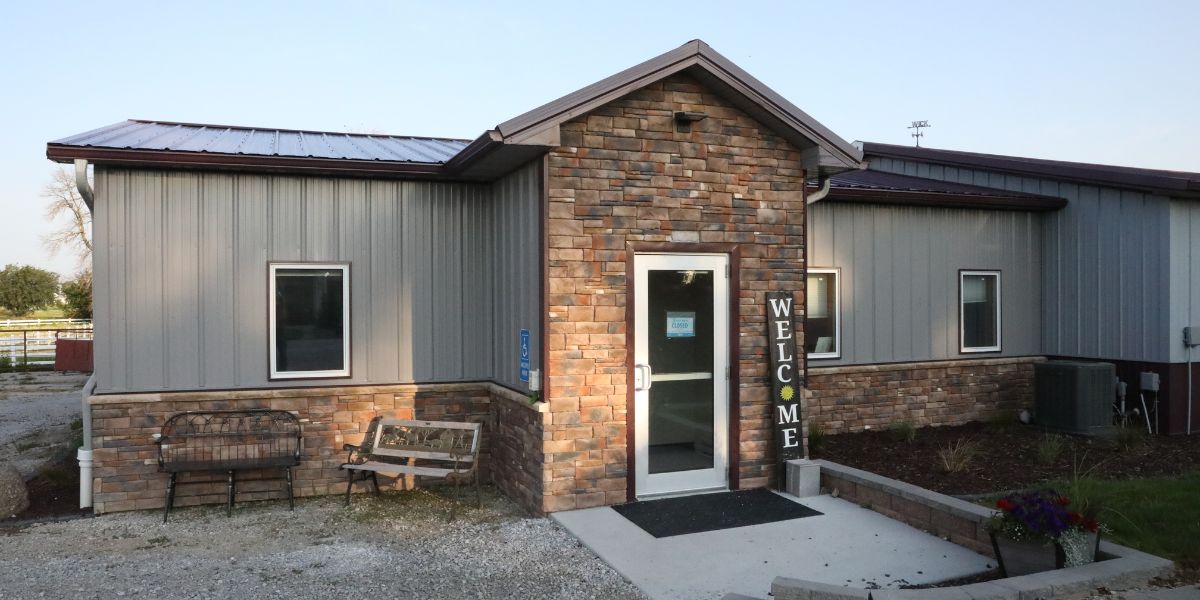 Roland Veterinary Clinic building front